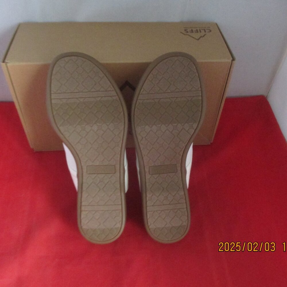 Cliffs by White Mountain Bumble Thong Sandal $49 - US Size 7 1/2 - White - 1155 - Picture 8 of 11